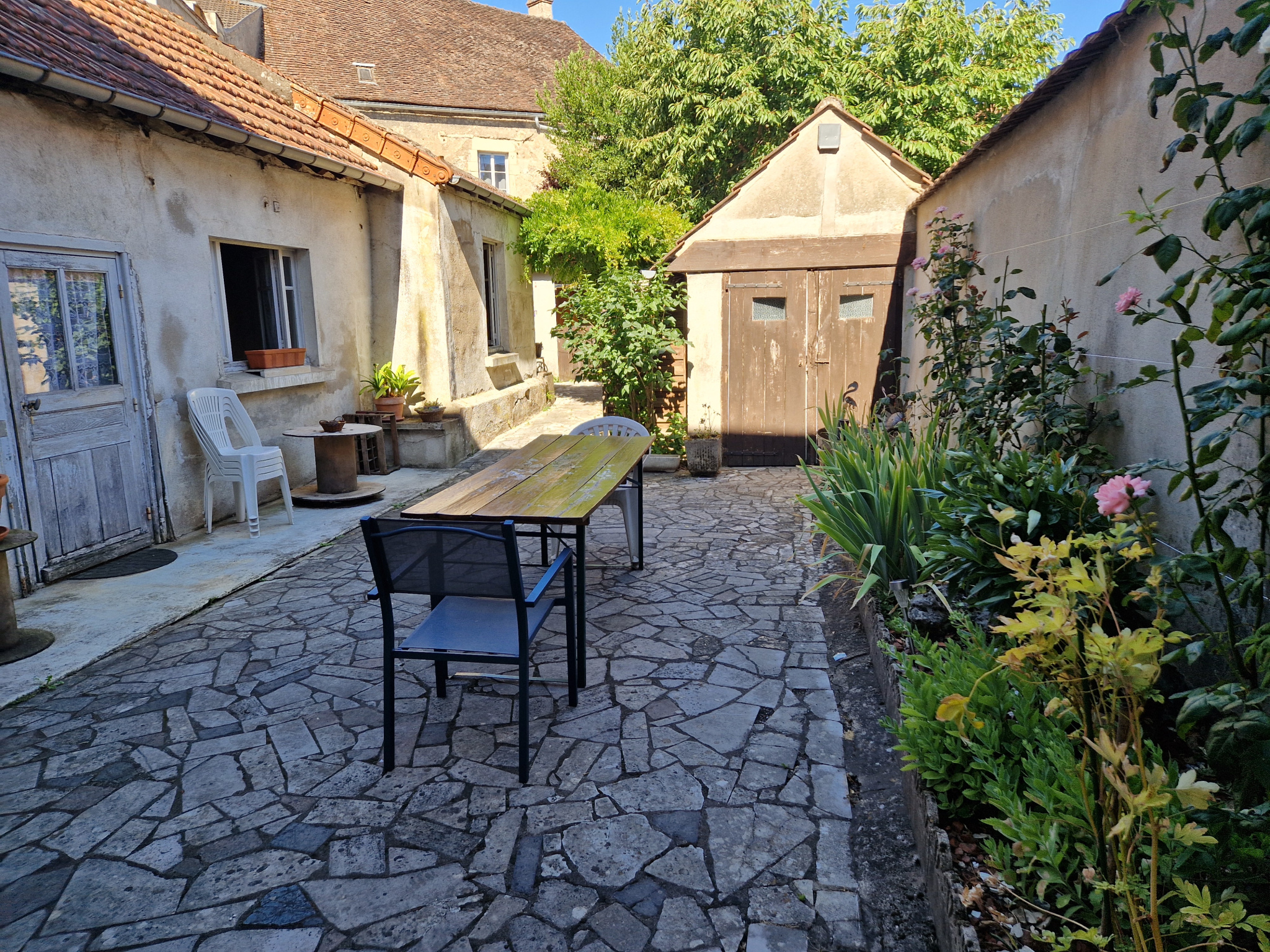 AUTUN - idéal investisseur - immeuble composé de 3 appartements, avec dépendances et cour